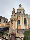 2019 р. Скульптура богородиці на тлі…