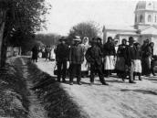 1917 р. Група селян на тлі церкви