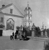 1907 р. Фрагмент двора і дзвіниця