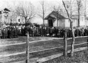 1938 р. Народ біля церкви