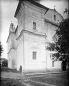 Головний фасад в ракурсі