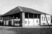 1920-і рр. (?) Будинок із дахом на…