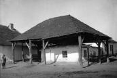 1920-і рр. (?) Будинок із дахом на…