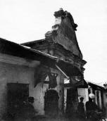 Поч. 20 ст. (?) Крамниці на тлі фронтону