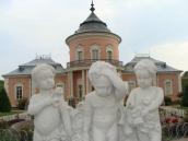 2009 р. Скульптурна група перед палацом