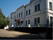 2010 р. Головний фасад в ракурсі