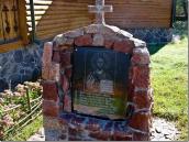 Обеліск з іконою