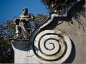 Скульптура на фронтоні та волюта