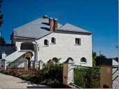 Монастирські будівлі