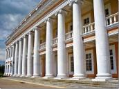 2010 р. Колонада головного фасаду.…