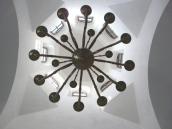 Інтер’єр бічного купола з люстрою