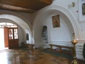 Інтер’єр бабинця зі сходом на хори