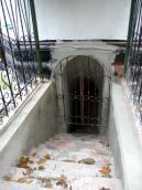 Вхід до усипальниці (ззовні)