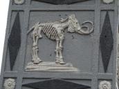 Нижня частина з барельєфом мамонта