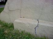 Тріщини на тиньку п’єдесталу