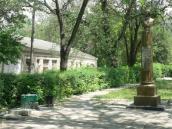 Удручающий вид имеет и территория…