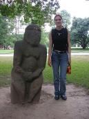 Надія Майданюк біля скульптури