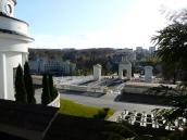 Вид на тріумфальну арку від каплиці