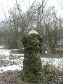 2009 р. Стовп з вазою