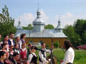 Виступ хору “Лемковина” перед церквою