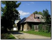 Давні будинки на тлі кляштору