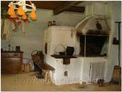 Інтер’єр хати з піччю