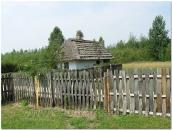 Рублена побілена хата