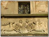 Герб на фасаді