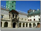 Внутрішній двір з брамою