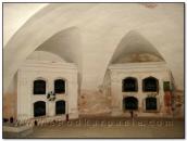 Склепінчастий зал з надгробками