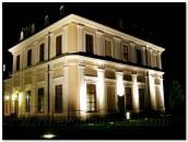 Бічний фасад вночі