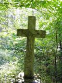 Кам’яний хрест у лісі