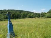 Краєвид долини з хрестом