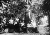1900-і рр. Дівчата-інститутки біля…