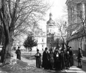 1918 р. Група ченців на тлі…