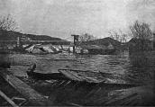 1915 р. Повінь несе залишки хат на тлі…