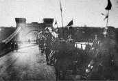 1918 р. Німецьке військо йде по мосту…