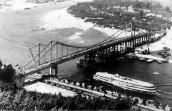 1957 р. Теплохід проходить під мостом,…
