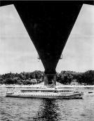 1975 р. Теплохід проходить під мостом