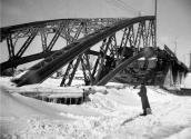 1942 р. Зруйнована ферма вмерзла в лід