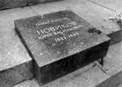 Нагробок Новикова Ю.В. Фото 1974