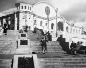 1958 р. Сходи і головний фасад