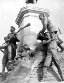 Фрагмент. Скульптури солдат з заходу