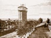 1908 р. Водонапірна башта селища…