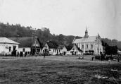 1916 р. (?) Площа з костелом на тлі…