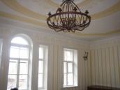 Інтер’єр залу з нездалою люстрою