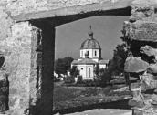 1920-і рр. (?) Вид церкви крізь вікно…