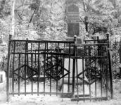 Фото могили з обеліском. Зовнішній…