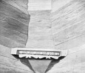 Брусковая скоба в углу верхнего венца…