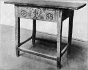 Різьблений і помальований стіл